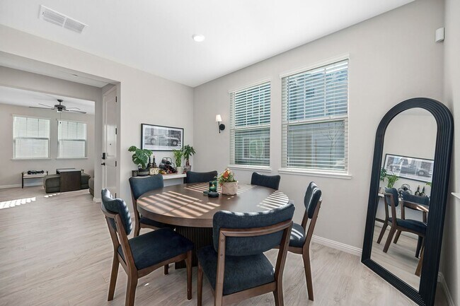 Building Photo - Beautiful 3 Bedroom Home with Updated Finishes & 2-Car Garage!