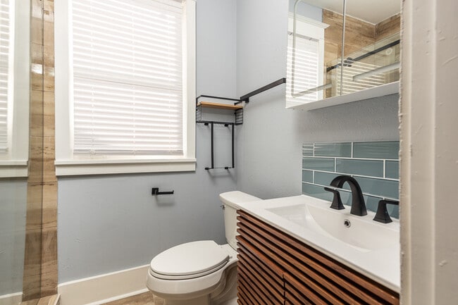 Building Photo - 3BR SFR with Washer/Dryer In Unit & Fenced Backyard in Midtown