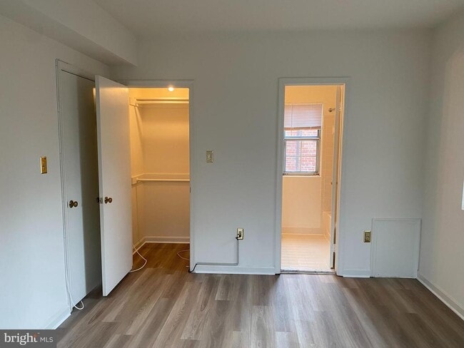 Building Photo - 1816 Queens Ln