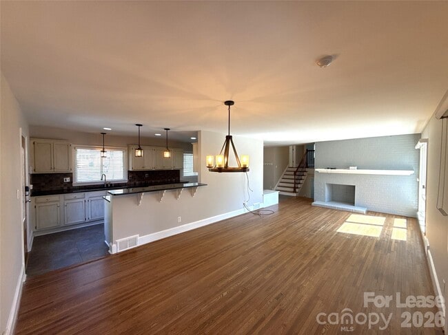 Building Photo - 2821 Sunset Dr