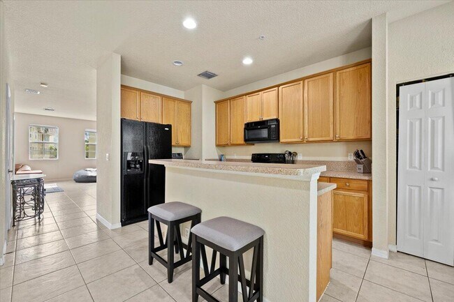 Building Photo - 335 E Thatch Palm Cir