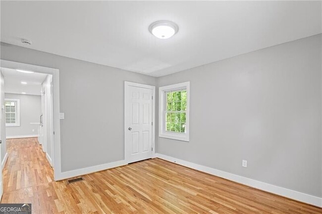 Building Photo - 2889 Macon Dr SW