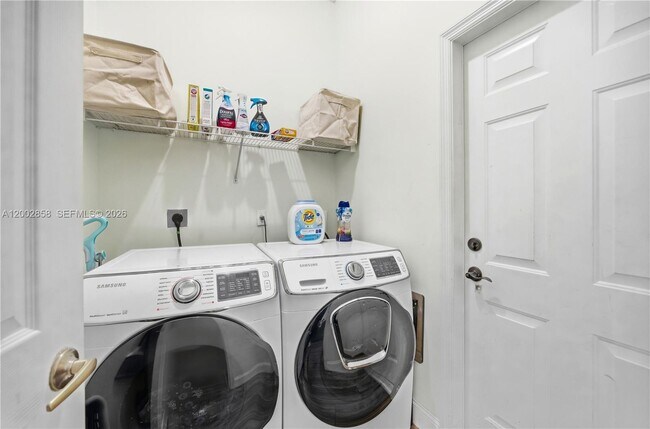 Building Photo - 2615 SE 5th Ct