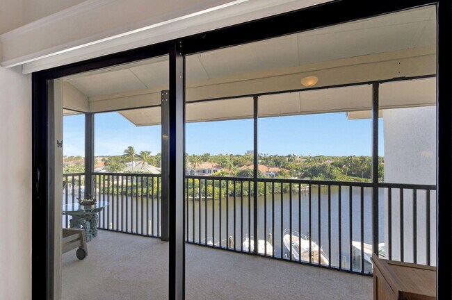 Building Photo - 16910 W Bay Dr