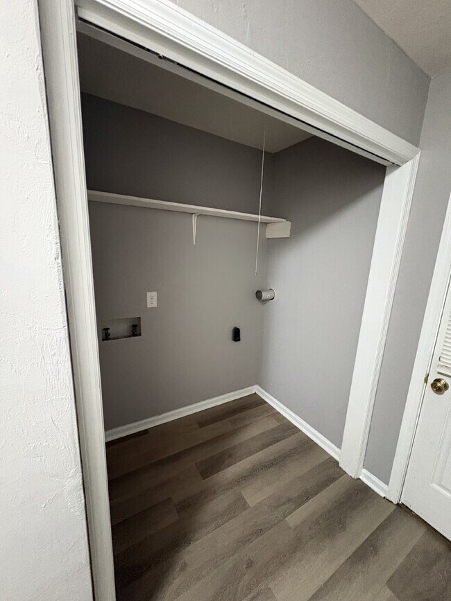 Building Photo - Recently Remodeled 2 Bedroom 1 Bathroom Duplex!