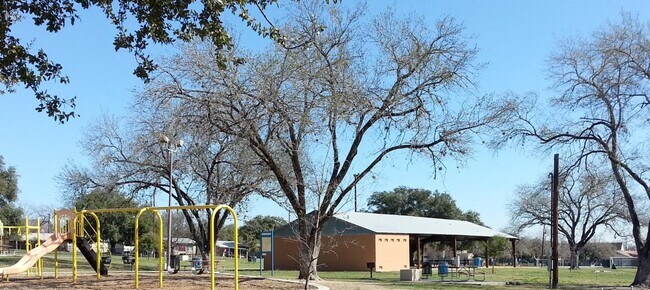 Building Photo - 420 Storeywood Dr