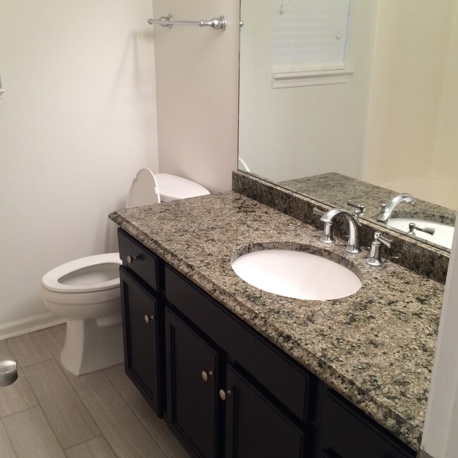 Building Photo - 2721 Cayuga Dr