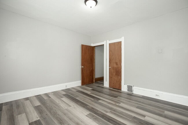 Building Photo - 3 Bedroom/1 bath Single House!!