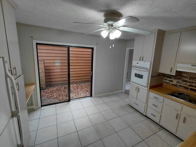 Building Photo - 2983 Bay Shore Dr