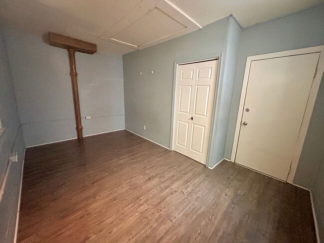 Building Photo - 560 Manor St