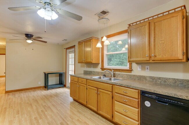 Building Photo - 128 Mann Dr