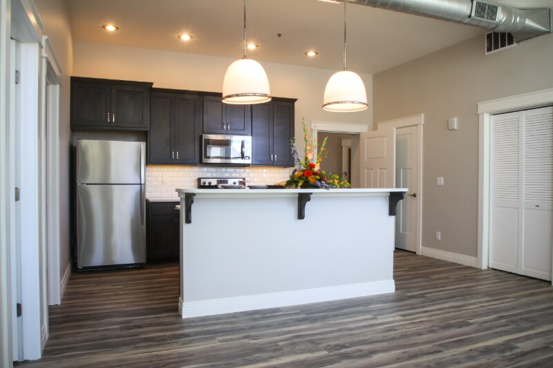 Building Photo - 218 E 7th St