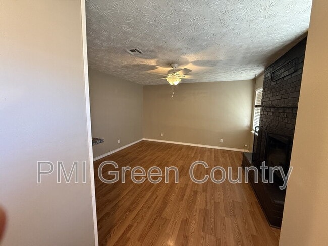 Building Photo - 241 Suburban Ln