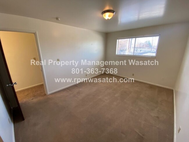 Building Photo - Spacious 3 bedroom, 1.5 bathroom condo in ...