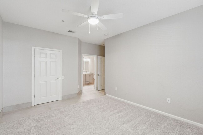 Building Photo - Upscale & renovated 3Bedrooms / 2Baths condo-unit in MetroWest community!