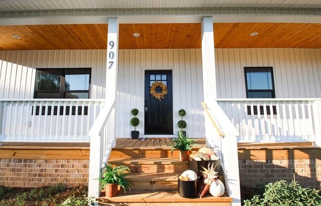 Building Photo - 907 Honeysuckle Ln