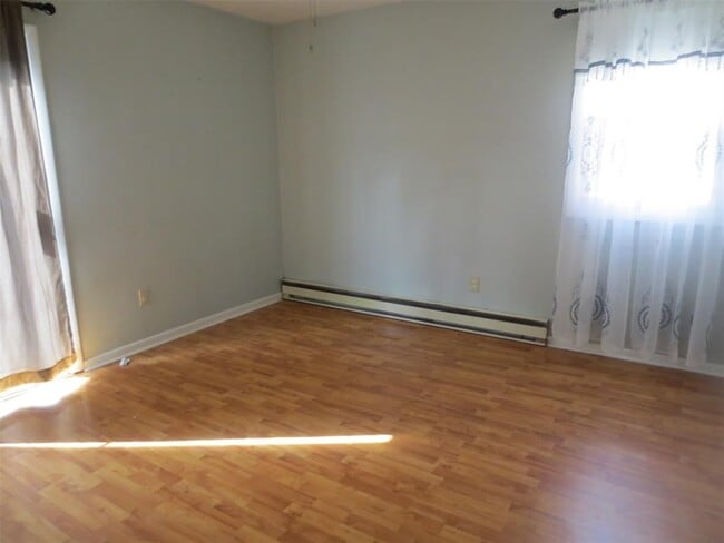 Building Photo - 823 Jennifer Ln