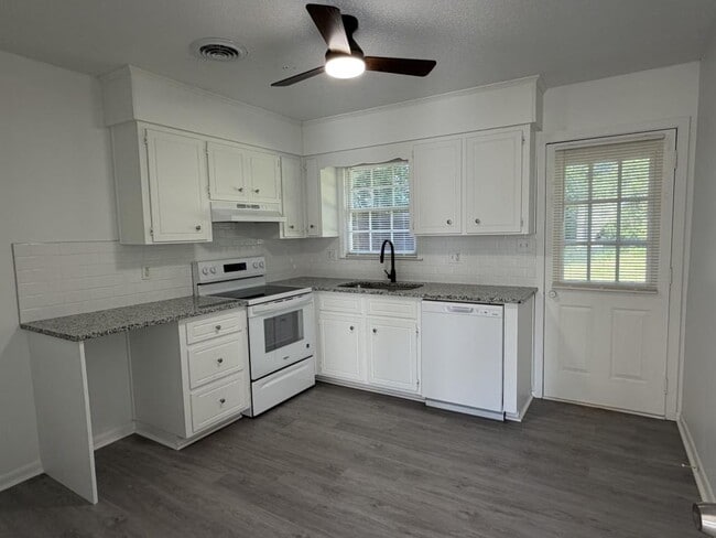 Building Photo - 14 Wedgefield Dr