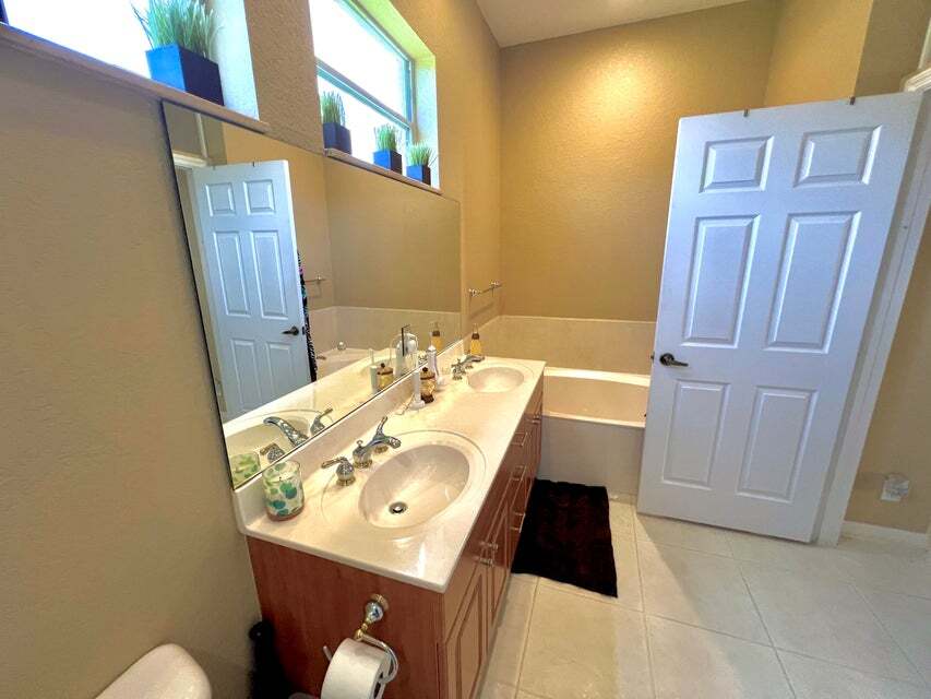 Building Photo - 9942 Boynton Gardens Way