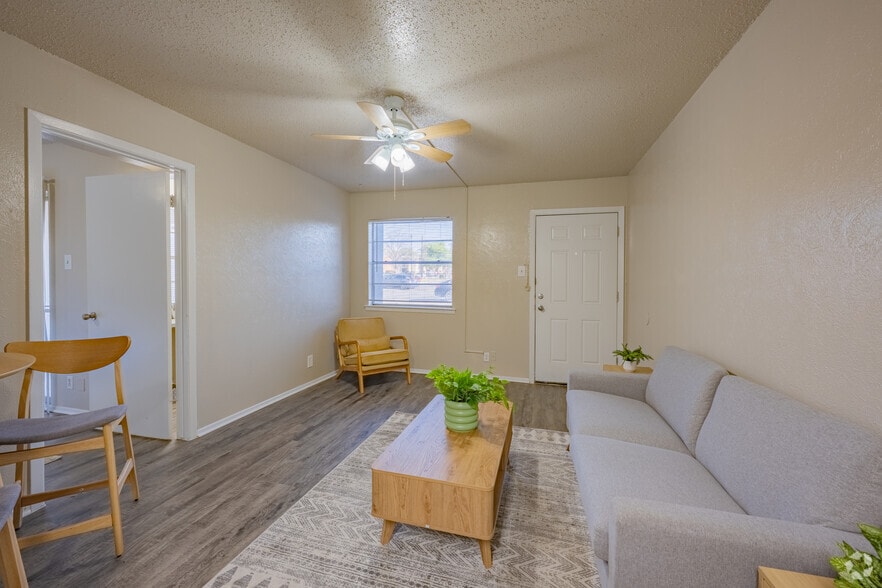 1BR, 1BA - 650SF - Living Room - University View Denton