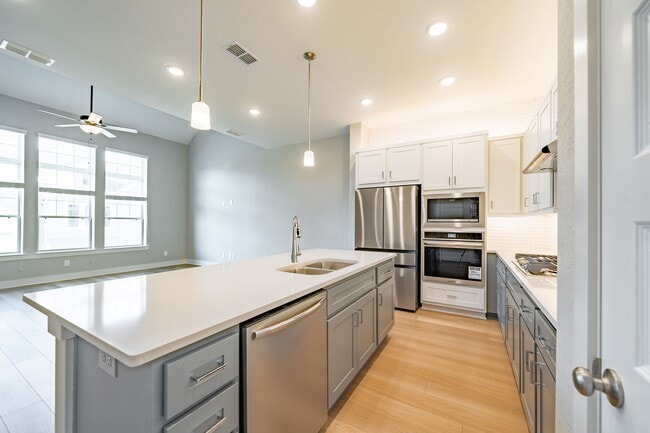 Building Photo - 10916 Brambling Wood Dr