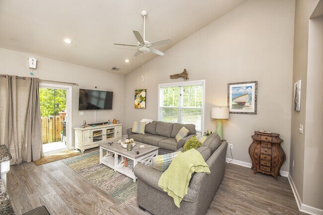 Building Photo - This spacious 3-bedroom, 2-bathroom townhouse offers modern living