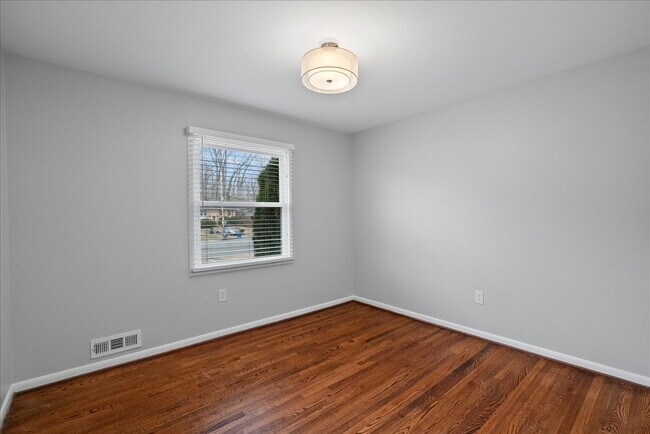 Building Photo - "Spacious 5-Bed split level Gem with Finished Basement & Fireplace on Brompton St, West Springfie...