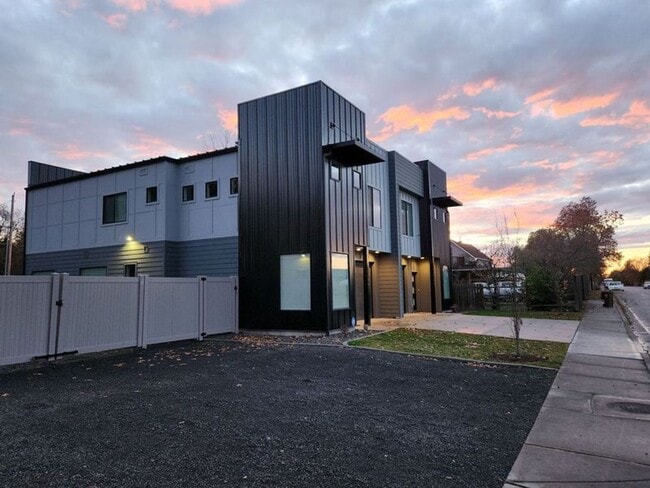 Building Photo - BRAND NEW MODERN LIVING!! HUGE 4 Bed 2.5 Bath Duplex with over 2350+ Sq. Feet.