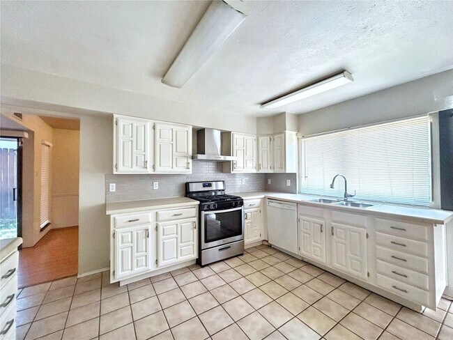 Building Photo - Effortless Living in a Beautifully Modernized Space!