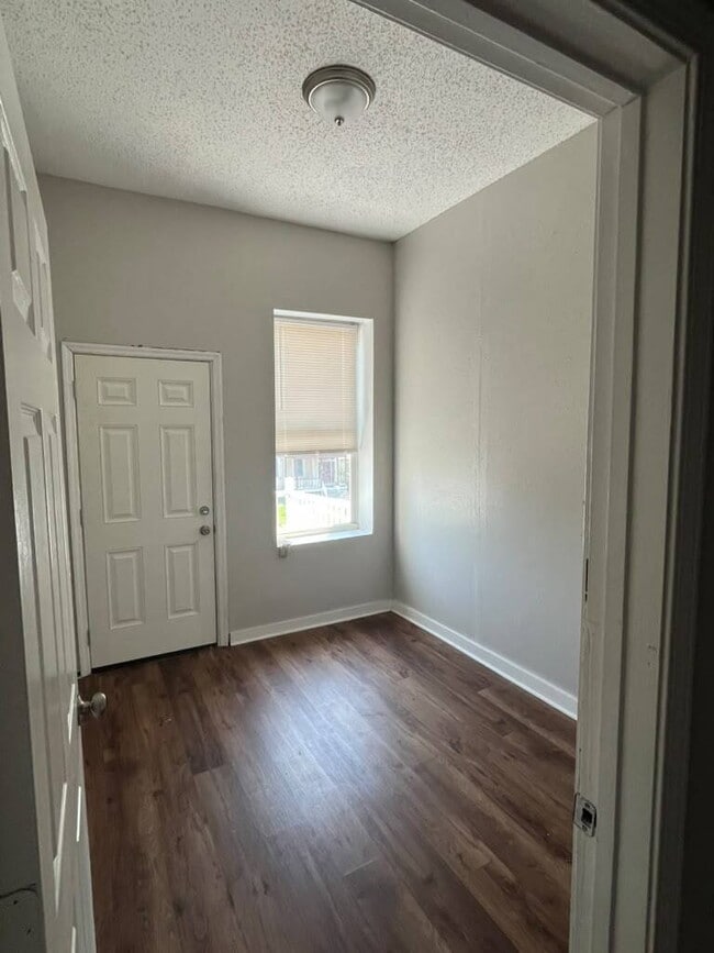 Building Photo - "Charming 4-Bed Duplex in St. Louis City 2nd Floor with Granite Countertops & Gleaming Hardwood F...