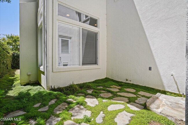 Building Photo - 6077 Mandeville Pl