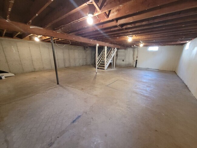 Building Photo - 3204-3206 Runway Ave