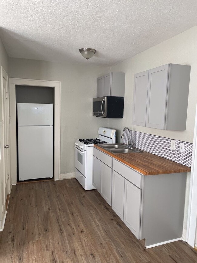 Building Photo - Upstairs 1/1 Historic Monte Vista