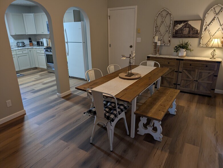 Building Photo - 906 N Wagon Wheel Trl