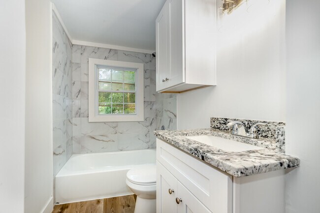 Building Photo - 2035 Chesterfield Ave