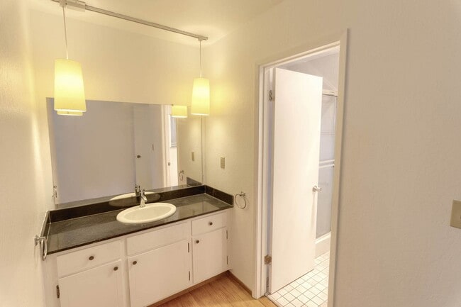 Building Photo - Newly Renovated 4-Bedroom 2.5-Bath South W...