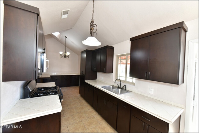 Building Photo - 908 Bolivia St