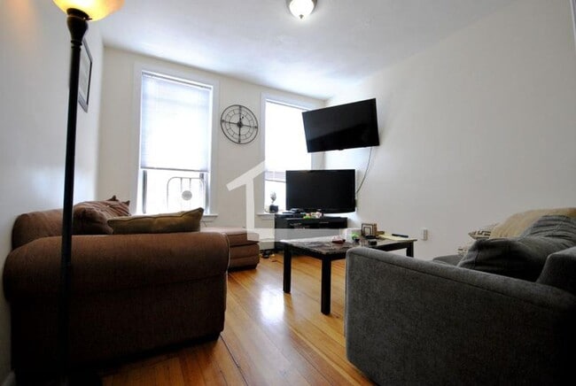 Building Photo - 1950 Beacon St #3 Boston MA 02135