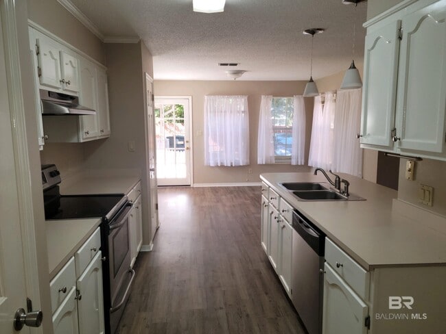 Building Photo - 459 Ridgewood Dr