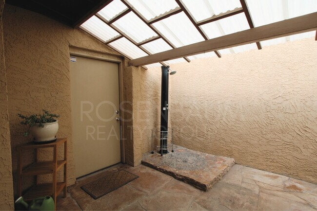 Building Photo - Stunning 2-bedroom, 1.5-bath haven in Phoe...