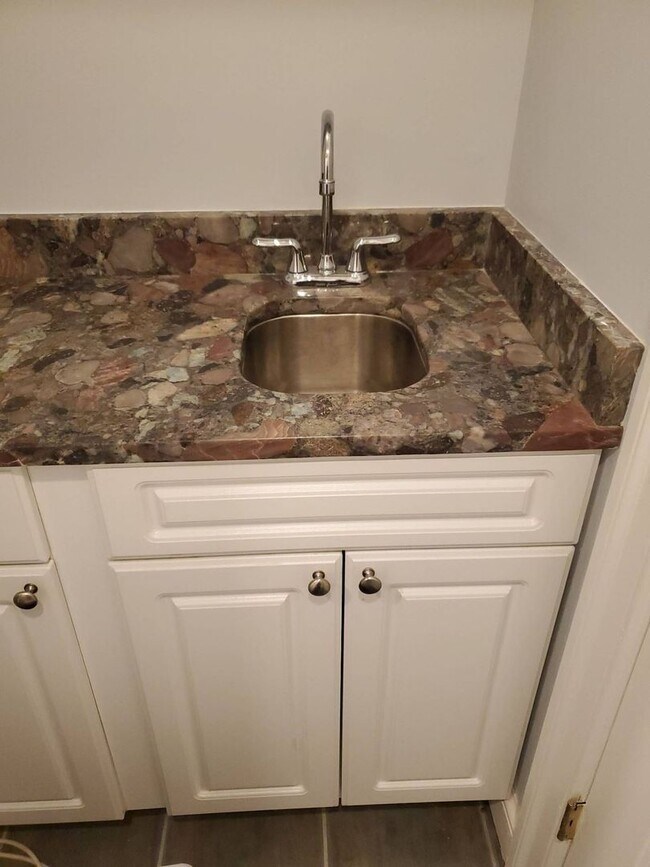 Building Photo - 3 Bedroom, 2.5 Bathroom Townhouse in Canton