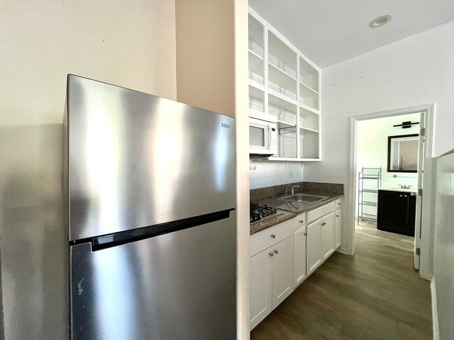 Building Photo - Super cute 1 bedroom available in San Diego, all utilities included!