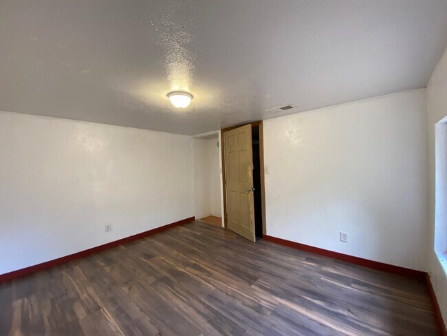 Building Photo - 39 Spruce Dr