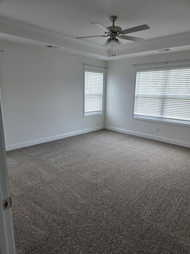 Building Photo - What a floor plan!!  Like new and ready for you!