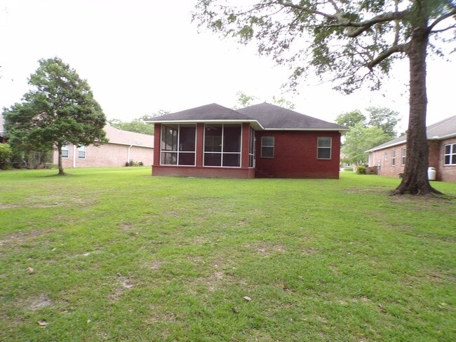 Building Photo - Spacious 3 Bed/2 Bath Home on Wooded Lot