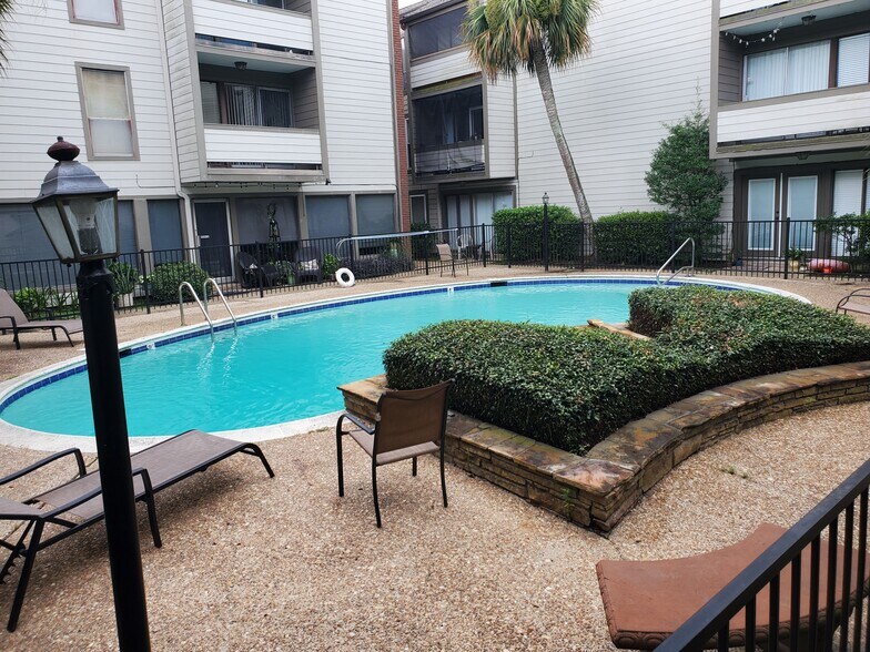 Building Photo - 1161 Lake Ave