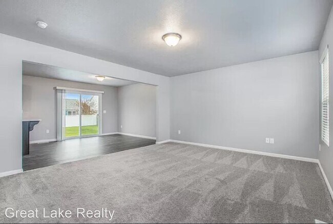 Building Photo - 4 br, 2.5 bath House - 651 East North Street