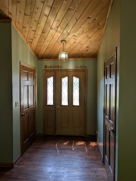 Building Photo - 1218 Point O'Woods Dr