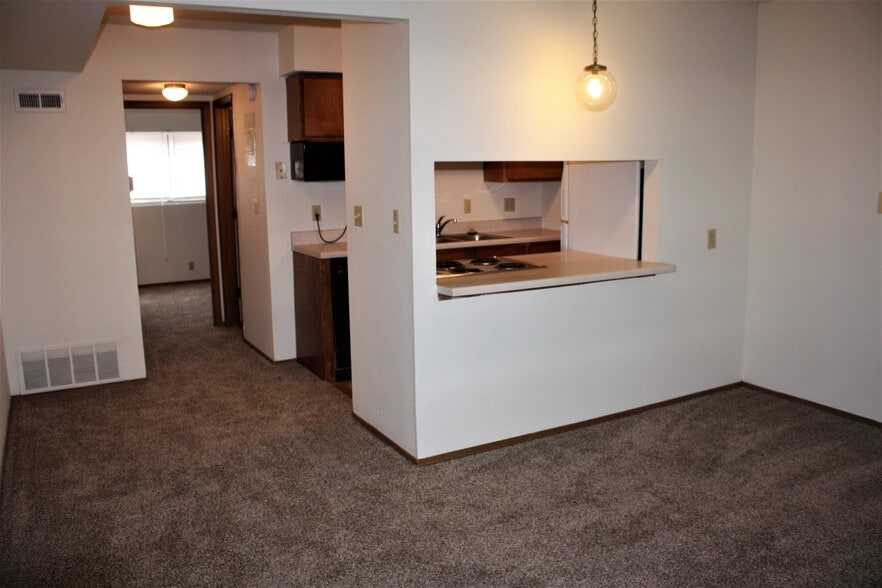 Living room / bar area - 415 S Haverhill Rd