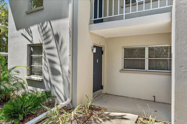 Building Photo - Beautifully updated 2 bed/2 bath located c...